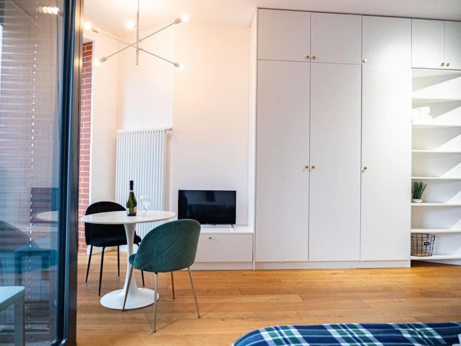 Chic Apartment In Historic Koneser Area Warsaw Ngoại thất bức ảnh