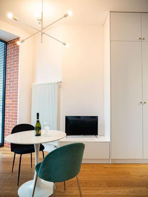 Chic Apartment In Historic Koneser Area Warsaw Ngoại thất bức ảnh