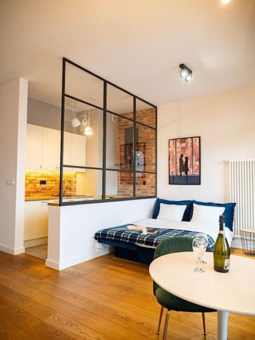 Chic Apartment In Historic Koneser Area Warsaw Ngoại thất bức ảnh
