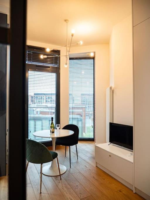 Chic Apartment In Historic Koneser Area Warsaw Ngoại thất bức ảnh