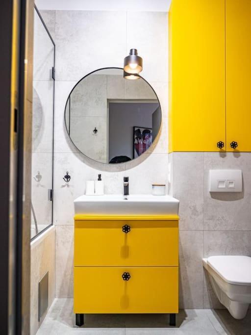 Chic Apartment In Historic Koneser Area Warsaw Ngoại thất bức ảnh