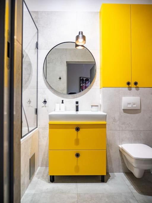 Chic Apartment In Historic Koneser Area Warsaw Ngoại thất bức ảnh