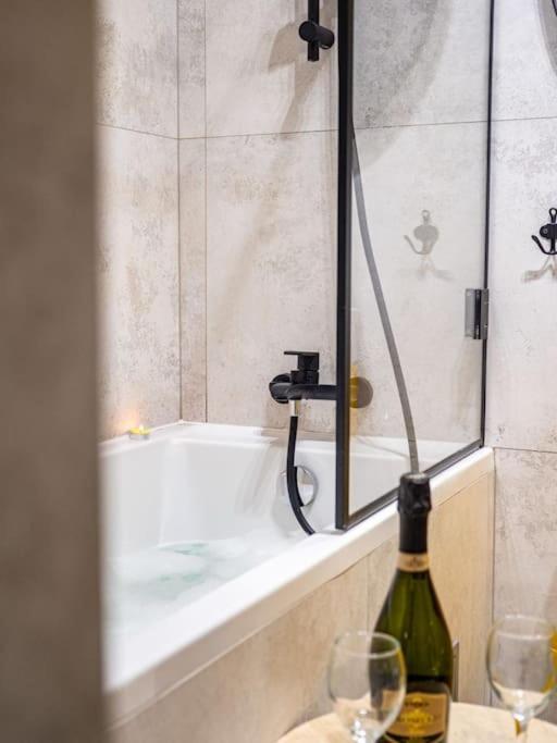 Chic Apartment In Historic Koneser Area Warsaw Ngoại thất bức ảnh