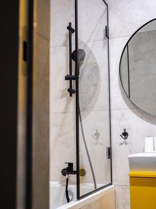 Chic Apartment In Historic Koneser Area Warsaw Ngoại thất bức ảnh