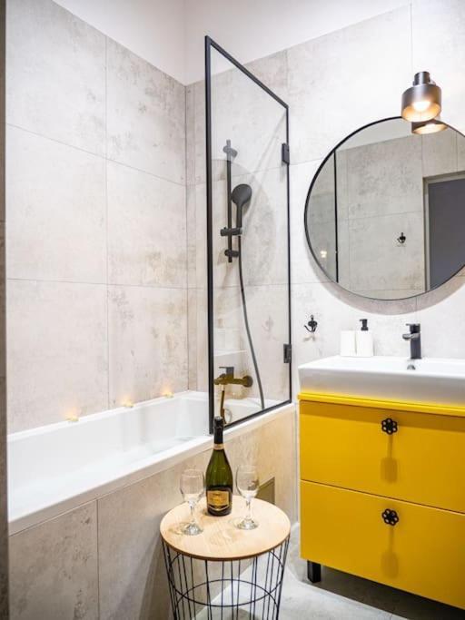 Chic Apartment In Historic Koneser Area Warsaw Ngoại thất bức ảnh