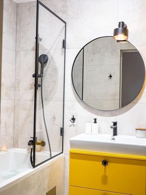 Chic Apartment In Historic Koneser Area Warsaw Ngoại thất bức ảnh