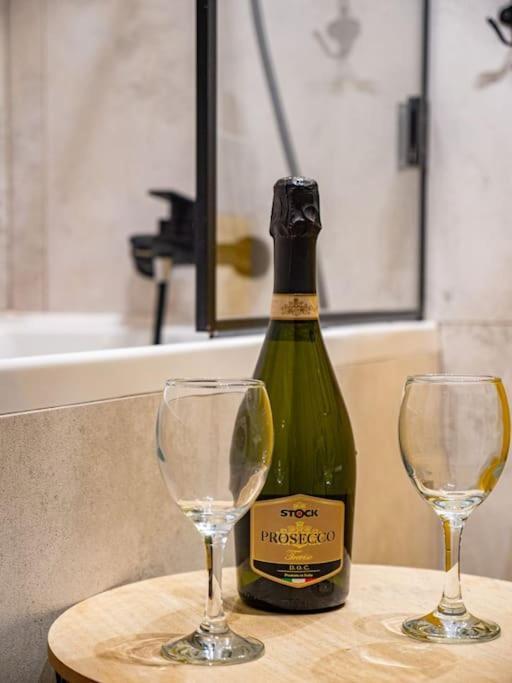 Chic Apartment In Historic Koneser Area Warsaw Ngoại thất bức ảnh
