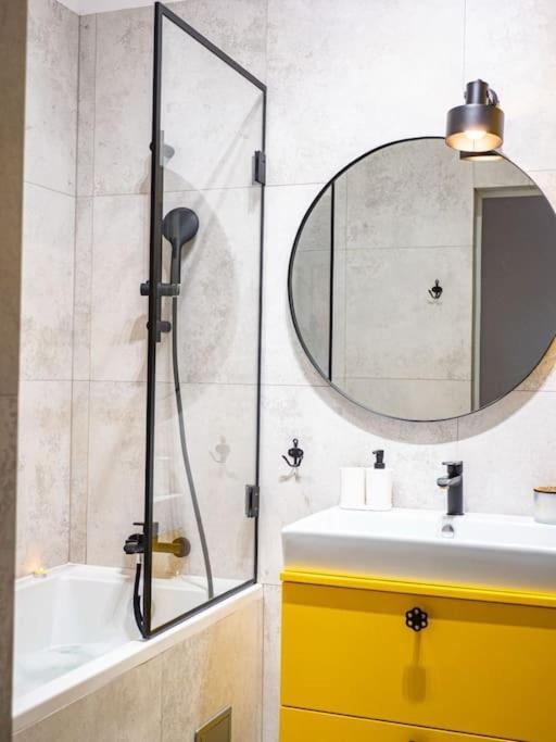 Chic Apartment In Historic Koneser Area Warsaw Ngoại thất bức ảnh