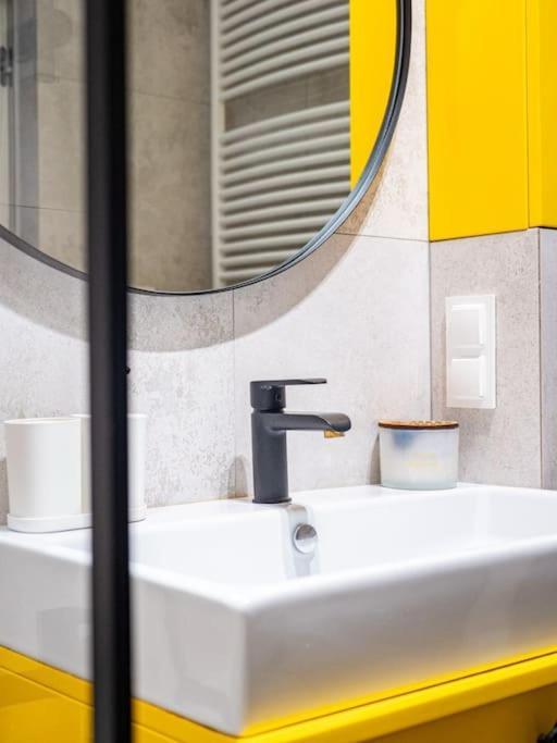 Chic Apartment In Historic Koneser Area Warsaw Ngoại thất bức ảnh