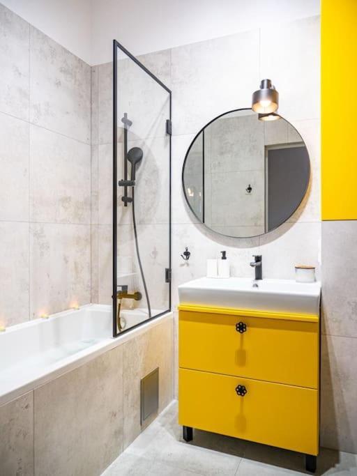 Chic Apartment In Historic Koneser Area Warsaw Ngoại thất bức ảnh