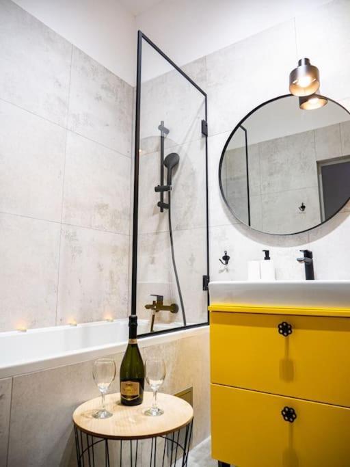 Chic Apartment In Historic Koneser Area Warsaw Ngoại thất bức ảnh