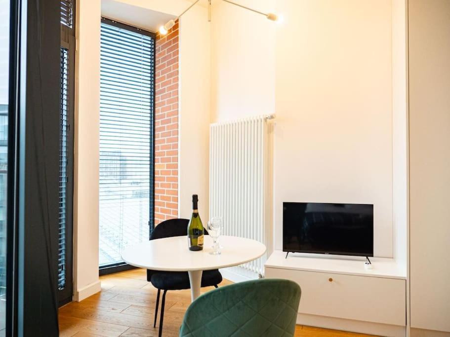 Chic Apartment In Historic Koneser Area Warsaw Ngoại thất bức ảnh